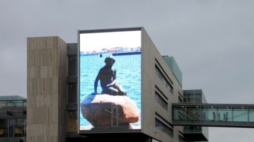Das transparente Medienfassadensystem von GKD - CREATIVE WEAVE an der Fassade der Universität Kopenhagen (Foto: GKD)