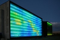 Unterschiedliche ILLUMESH®-Akzente - links mit insgesamt 10 LED-Zeilen auf der Fassade, rechts mit nur je einer LED-Zeile oben und unten (Foto: GKD/ag4)