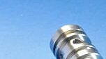 Der Edelstahl UGIMA ® 4598 von Ugitech ermöglicht eine kosten- und zeiteffiziente Fertigung von hochwertigen Präzisionsteilen, wie filigranen Schrauben (Foto: Ugitech).