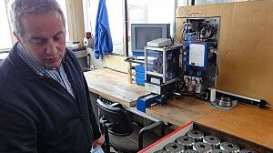 Betriebsleiter Alfred Bauer im Messraum an der Messmaschine, auf der Glockenmesser unter anderem auf Rundlauf geprüft werden (Foto: GKD)]