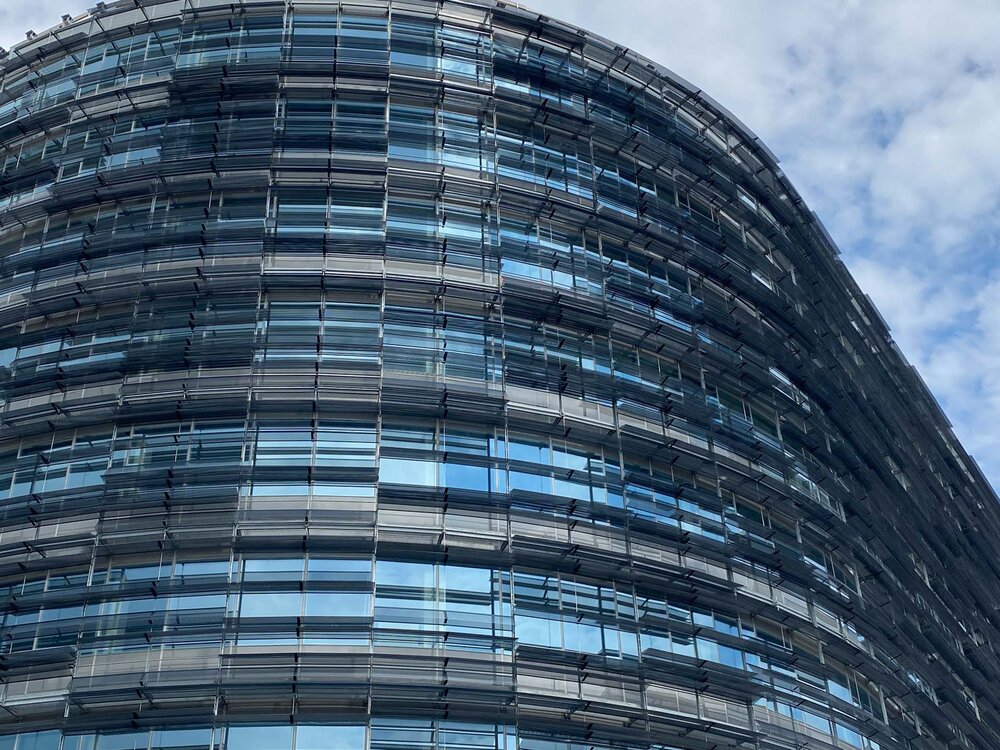 Eni_Bild_3_Fassade_Edelstahllochblech_Blau.jpg Eni_Bild_3_Fassade_Edelstahllochblech_Blau.jpg