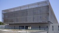 Ein langgestreckter monolithischer Block in reduzierter architektonischer Formensprache - das mit 16.000 Quadratmetern Edelstahlgewebe umhüllte Centro Cívico in Málaga (Foto: GKD)
