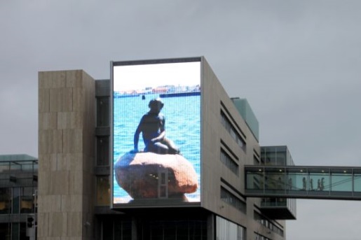 Das transparente Medienfassadensystem von GKD - CREATIVE WEAVE an der Fassade der Universität Kopenhagen (Foto: GKD)