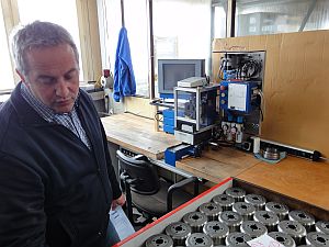 Betriebsleiter Alfred Bauer im Messraum an der Messmaschine, auf der Glockenmesser unter anderem auf Rundlauf geprüft werden (Foto: GKD)]