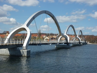 Mit 760 m Länge ist diese Brücke in Sölvesborg, Schweden, die längste Fuß- gänger- und Fahrradbrücke in Europa. Für den Bau wurde Forta LDX 2101 (EN 1.4162) von Outokumpu verwendet.
