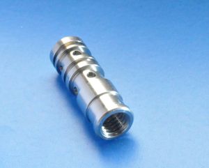 Der Edelstahl UGIMA ® 4598 von Ugitech ermöglicht eine kosten- und zeiteffiziente Fertigung von hochwertigen Präzisionsteilen, wie filigranen Schrauben (Foto: Ugitech).