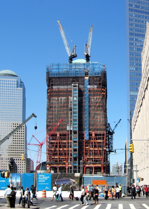 Die Grundsteinlegung am Ground Zero fand am Nationalfeiertag, dem 4. Juli 2004, statt. In einer Inschrift wird an die Opfer von 9/11 gedacht. Der offizielle Baubeginn erfolgte am 27. April 2006. Die Eröffnung ist für 2013 geplant. Foto: emporis