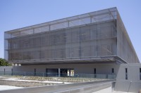 Ein langgestreckter monolithischer Block in reduzierter architektonischer Formensprache - das mit 16.000 Quadratmetern Edelstahlgewebe umhüllte Centro Cívico in Málaga (Foto: GKD)