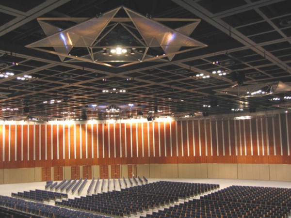 Jewel Box aus Tigris Gewebe an der Decke des Dubai Convention Centre (Foto: GKD)